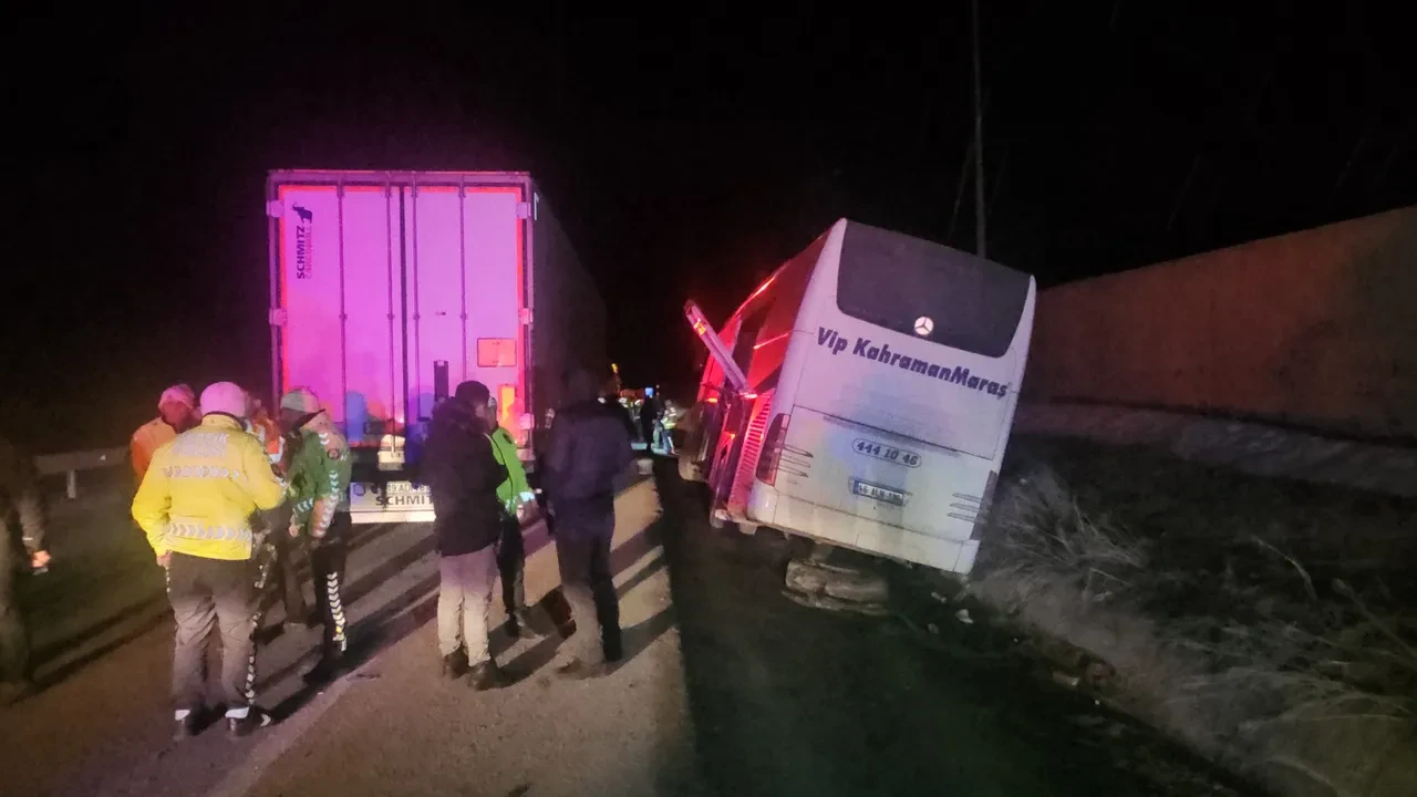 Erzincan'da 33 yolcuyu taşıyan otobüs bariyerlere girdi