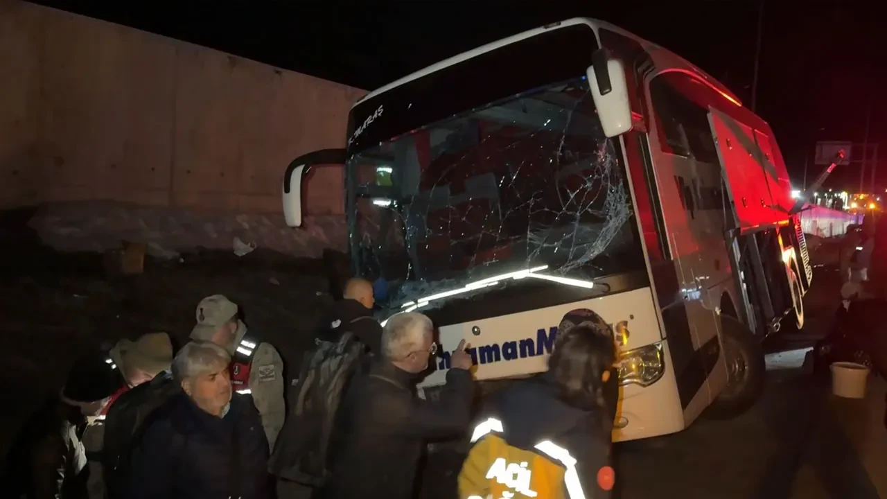 Erzincan'da 33 yolcuyu taşıyan otobüs bariyerlere girdi