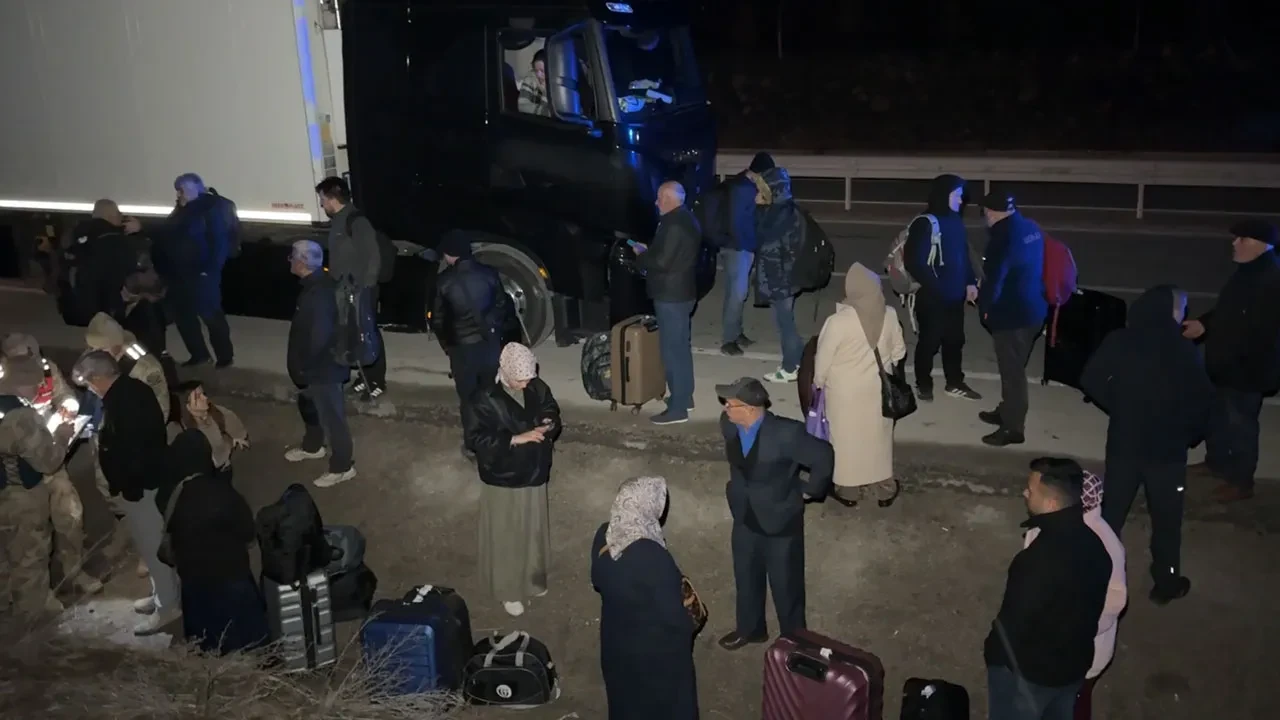 Erzincan'da 33 yolcuyu taşıyan otobüs bariyerlere girdi