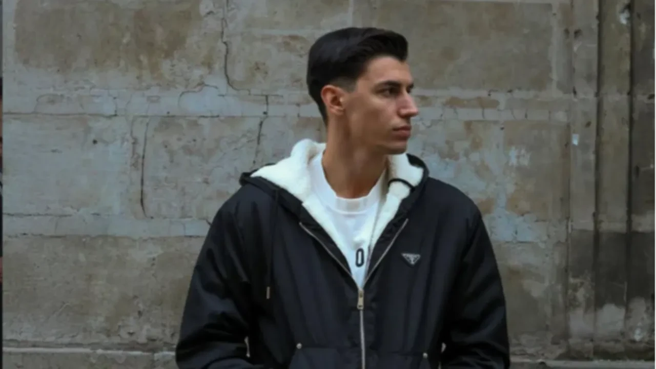 Futbolcu Berke Özer'in dileği gerçek oldu! Sevgilisi bıçağın ucuyla elma yedirdiği bir fotoğraf paylaştı