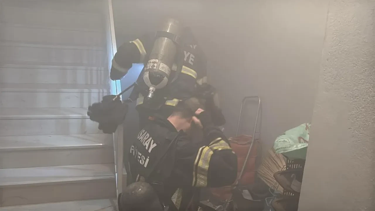 Gece yarısı korkutan yangın! Dumanlar sardı, bina tahliye edildi