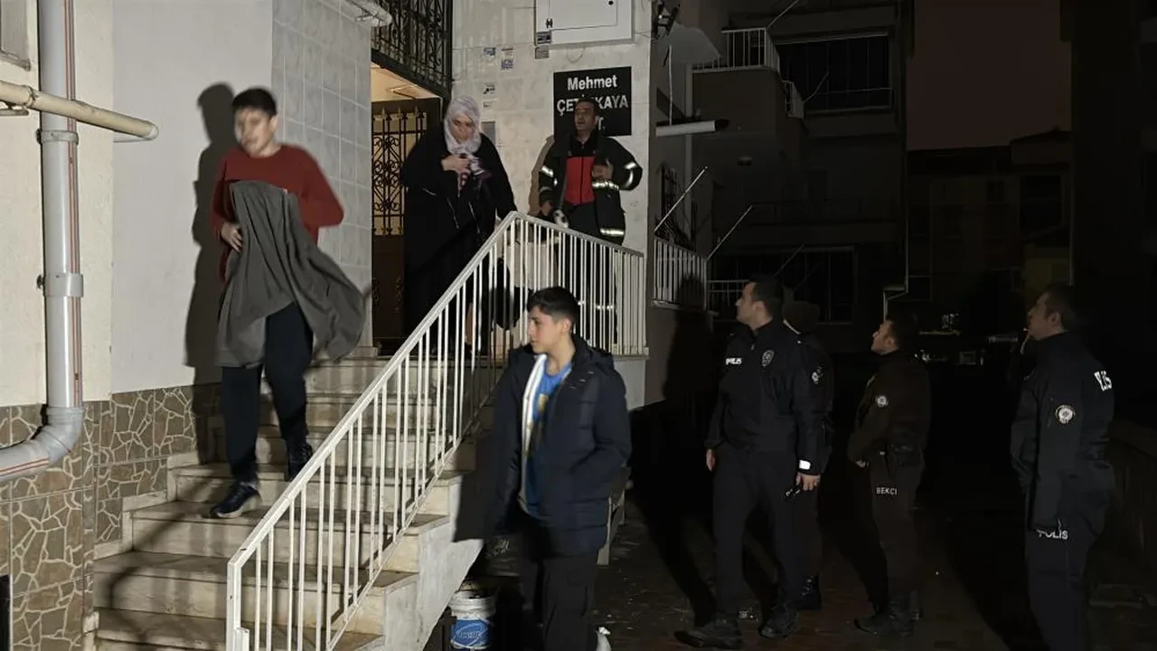 Gece yarısı korkutan yangın! Dumanlar sardı, bina tahliye edildi