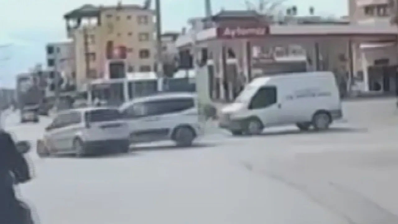 Hatay'da otomobil ve hafif ticari araç çarpıştı: Sürücü arabada sıkıştı! Kaza anı kamerada