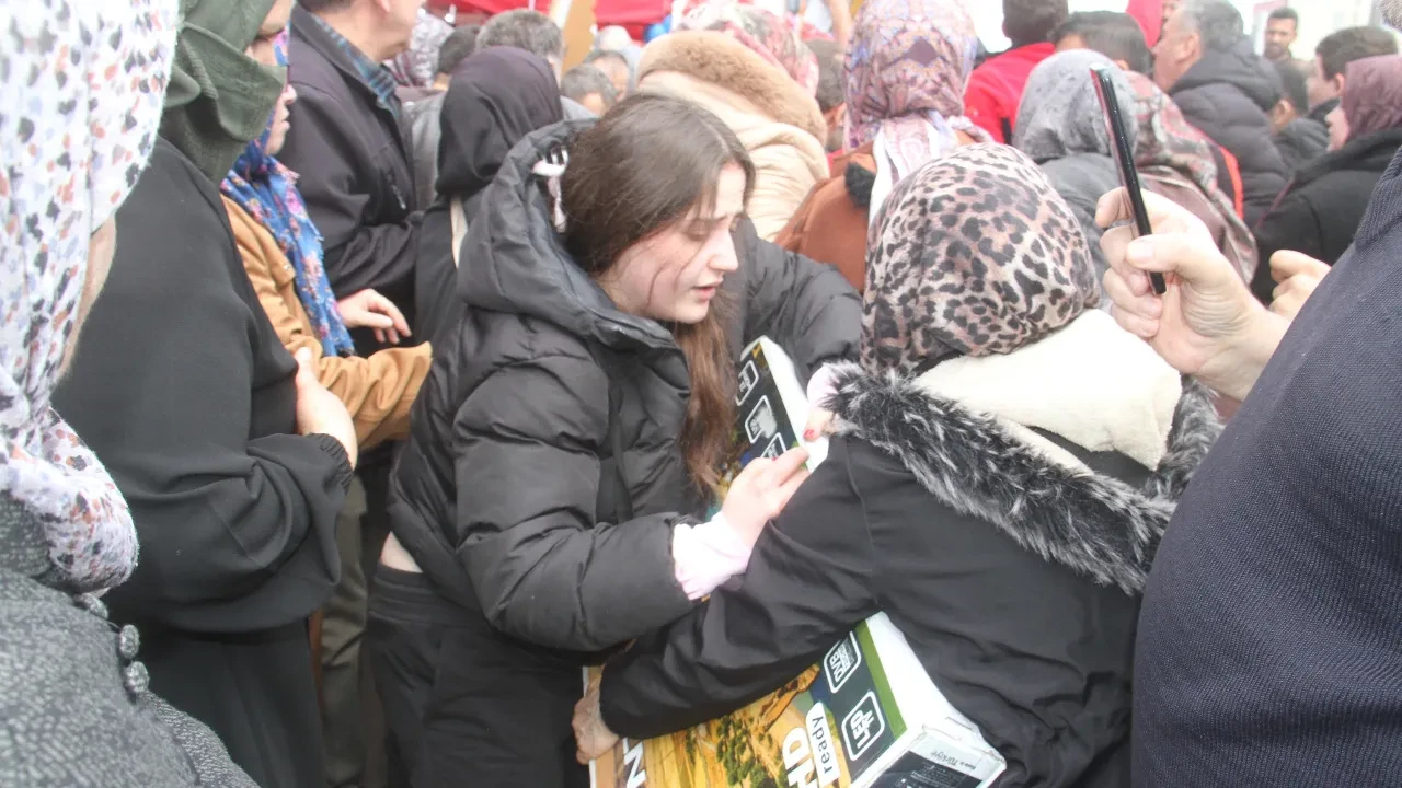 İndirim değil izdiham: 6 bin liralık TV 1750 lira olunca market savaş alanına döndü!