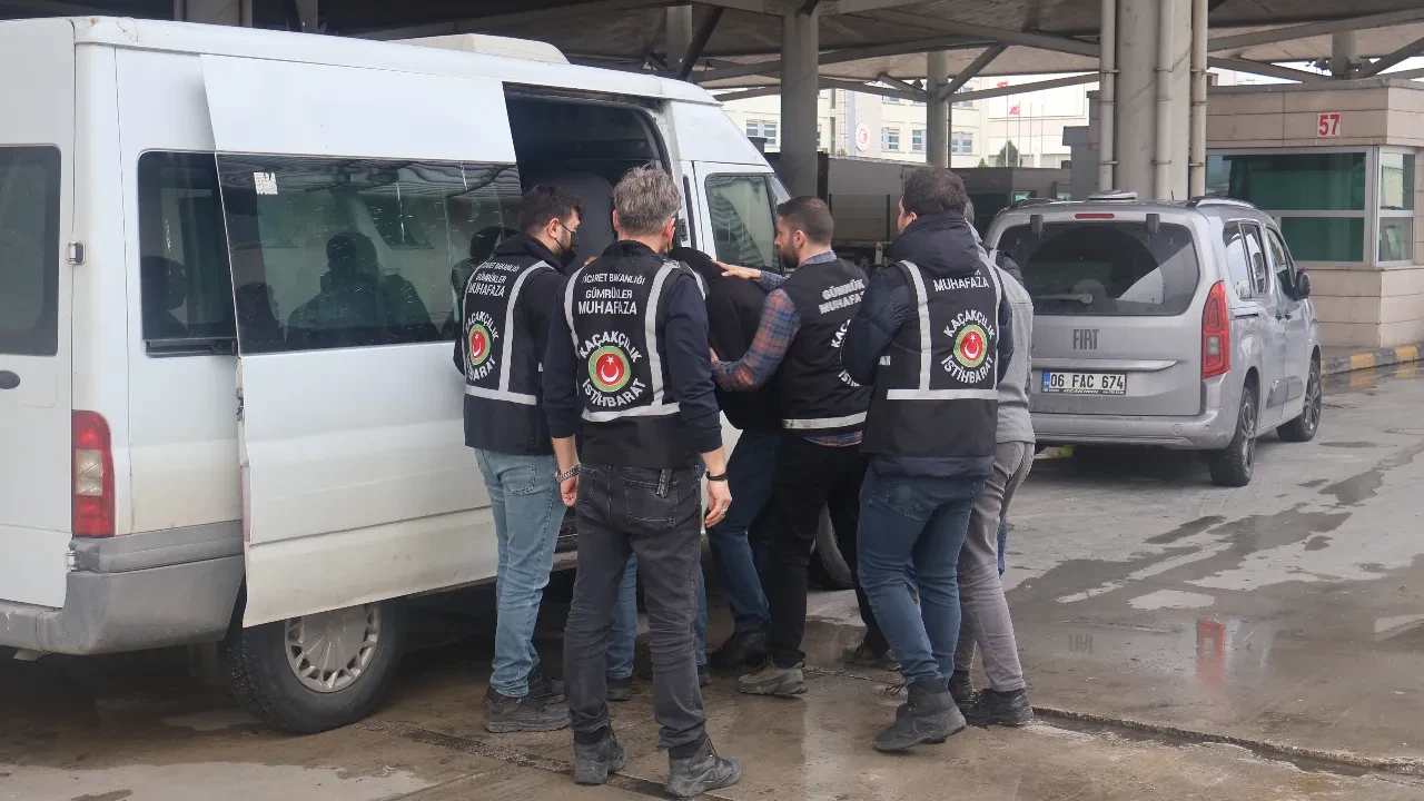 Kapıkule’de 2 tırda kilolarca uyuşturucu ele geçirildi! Çete lideri İstanbul'da enselendi 