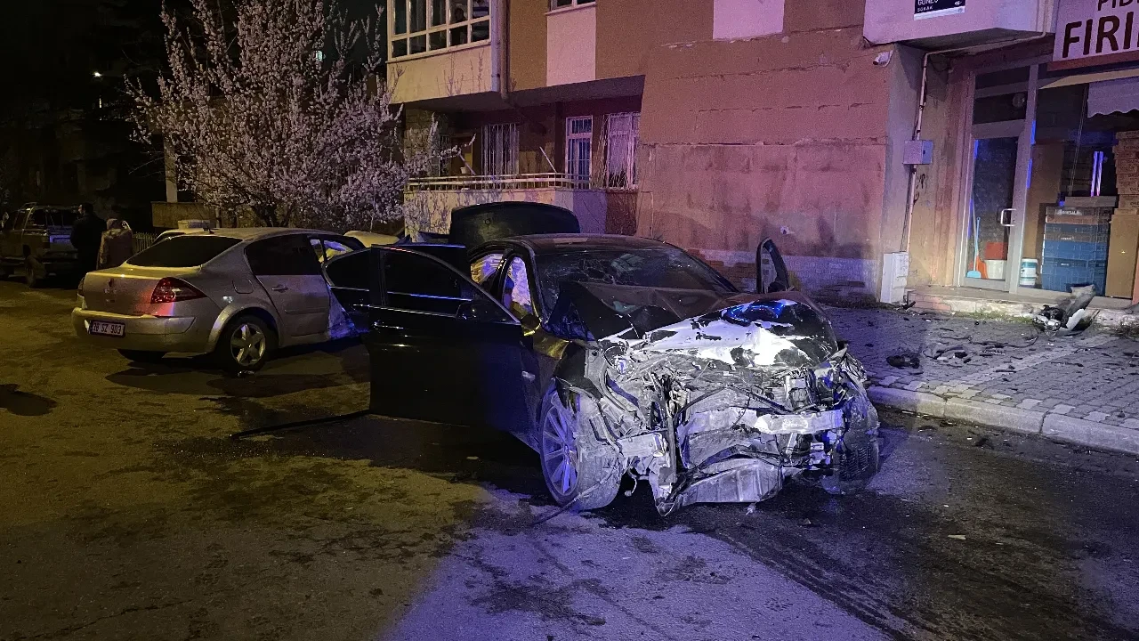 Kayseri'de otomobiller çarpıştı, bahçe duvarı yıkıldı: 1'i ağır 5 yaralı