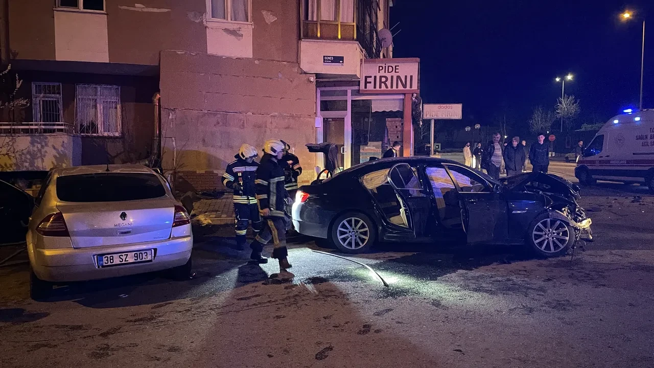 Kayseri'de otomobiller çarpıştı, bahçe duvarı yıkıldı: 1'i ağır 5 yaralı