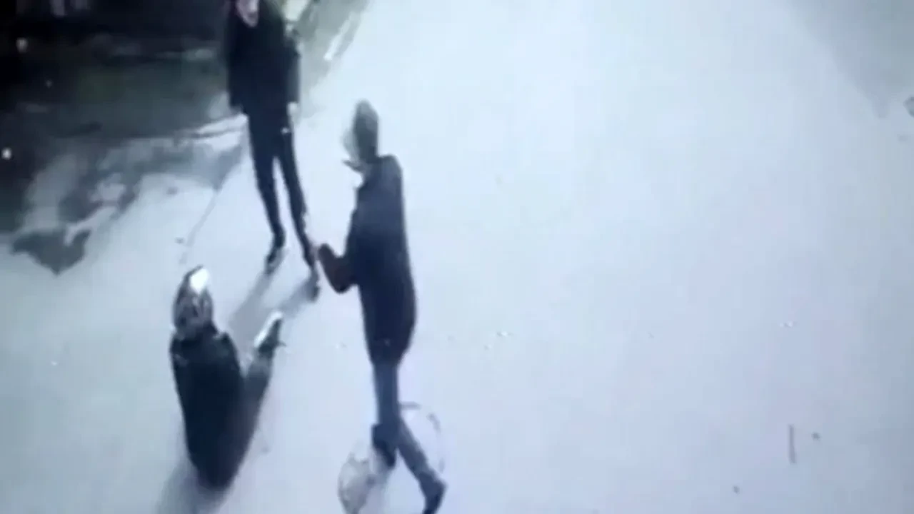 Kaza yaptı ama bıçakla yaralandı: Şiddet anı kamerada