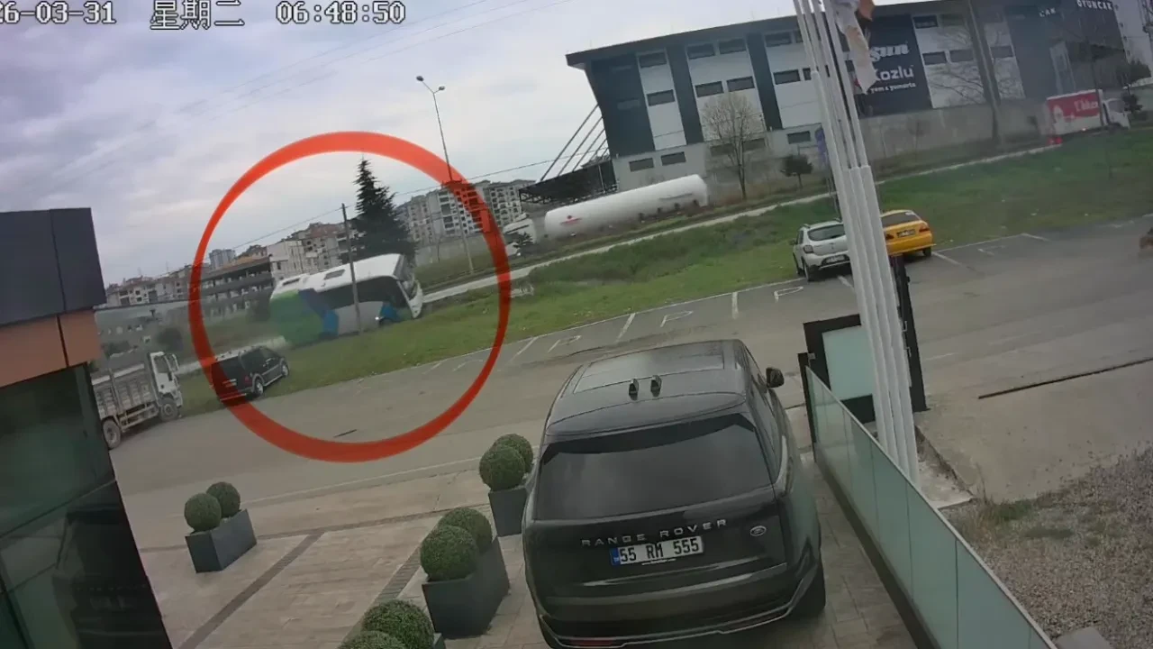 Öğrencileri taşıyan aracın devrilme anı kamerada! 