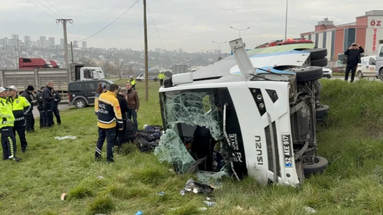 Samsun'da öğrencileri taşıyan midibüs devrild!: Bir öğrencinin kolu koptu: 15 kişi yaralı