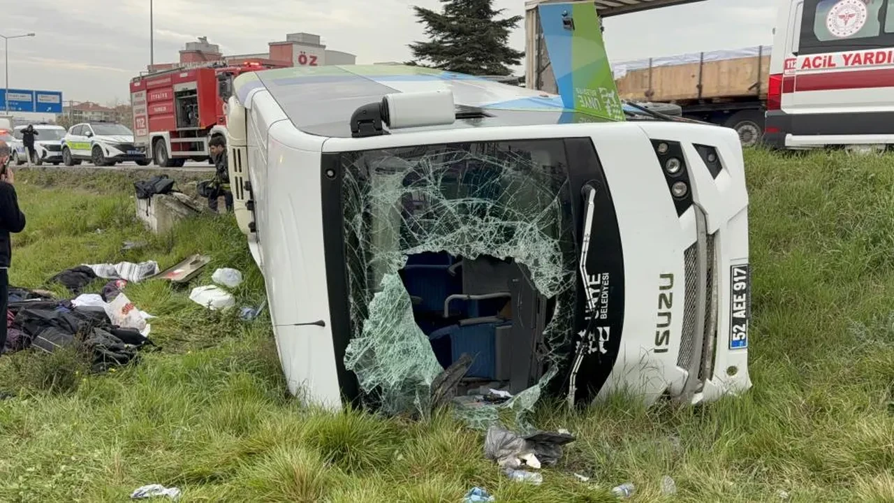 Samsun'da öğrencileri taşıyan midibüs devrild!: Bir öğrencinin kolu koptu: 15 kişi yaralı