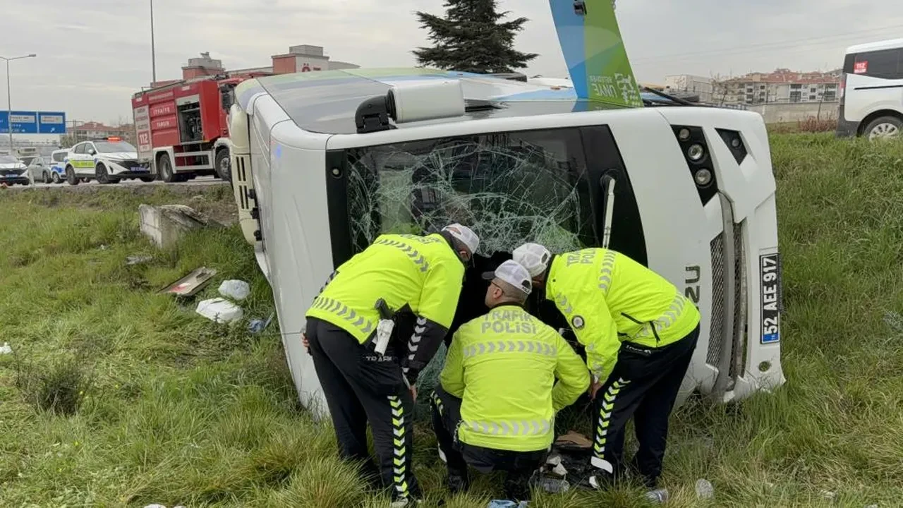Samsun'da öğrencileri taşıyan midibüs devrild!: Bir öğrencinin kolu koptu: 15 kişi yaralı