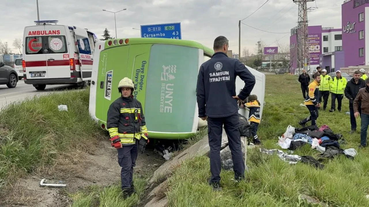 Samsun'da öğrencileri taşıyan midibüs devrild!: Bir öğrencinin kolu koptu: 15 kişi yaralı