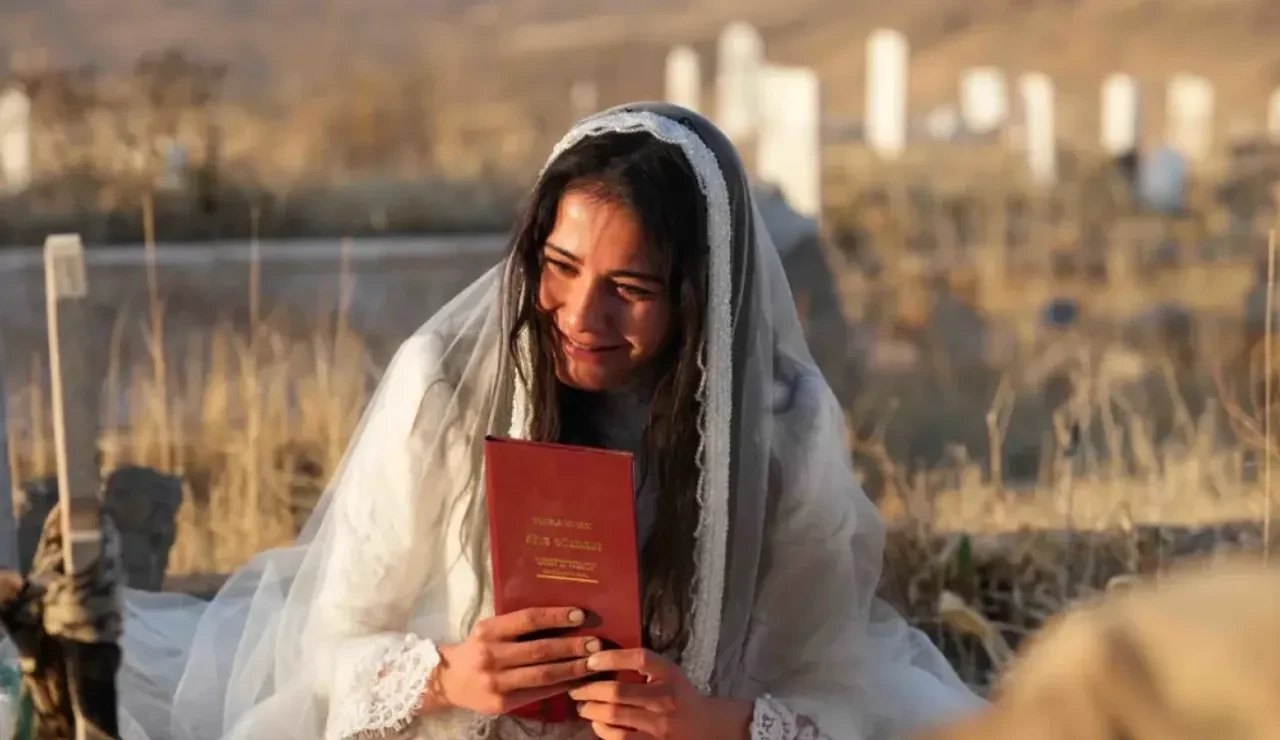 Sevdiğim Sensin dizisinde çalan şarkının adı ne, kim söylüyor? Sevdiğim Sensin dizisinde çalan Kan Çiçekleri türküsünün sözleri!