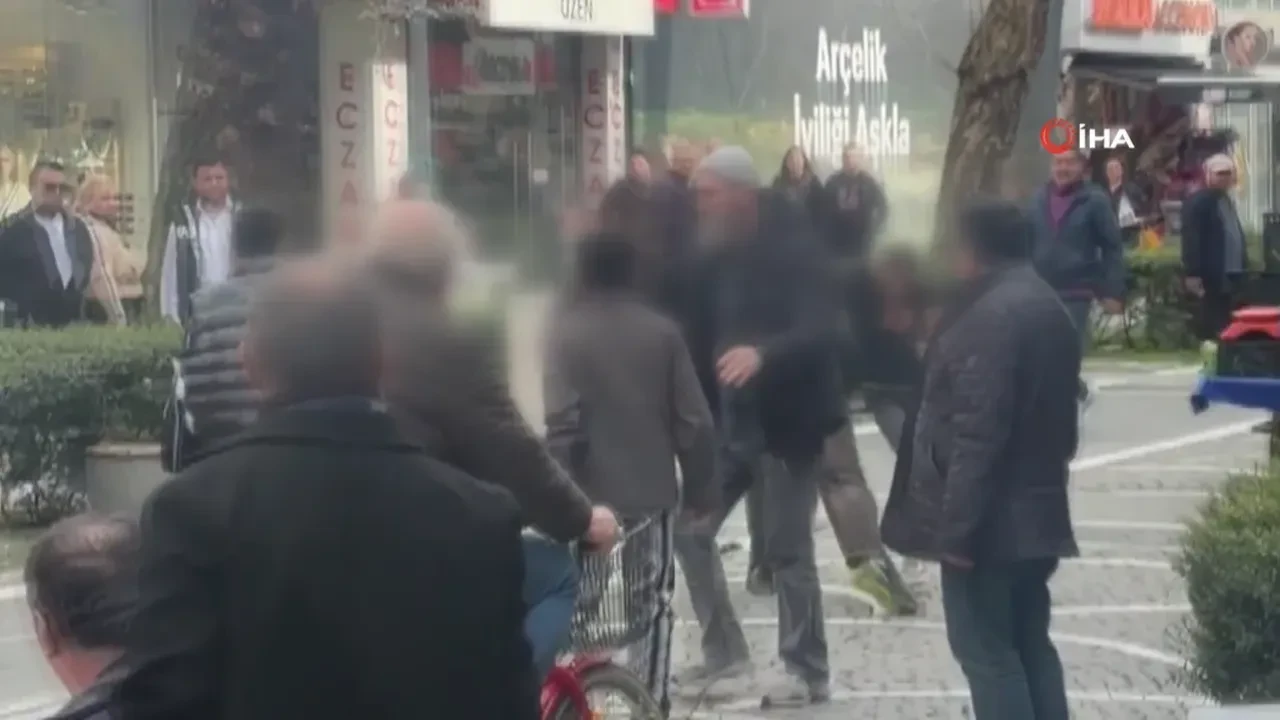 Sokak ortasında çocuklar tekme tokat birbirine girdi! Polis güçlükle ayırdı: O anlar kamerada