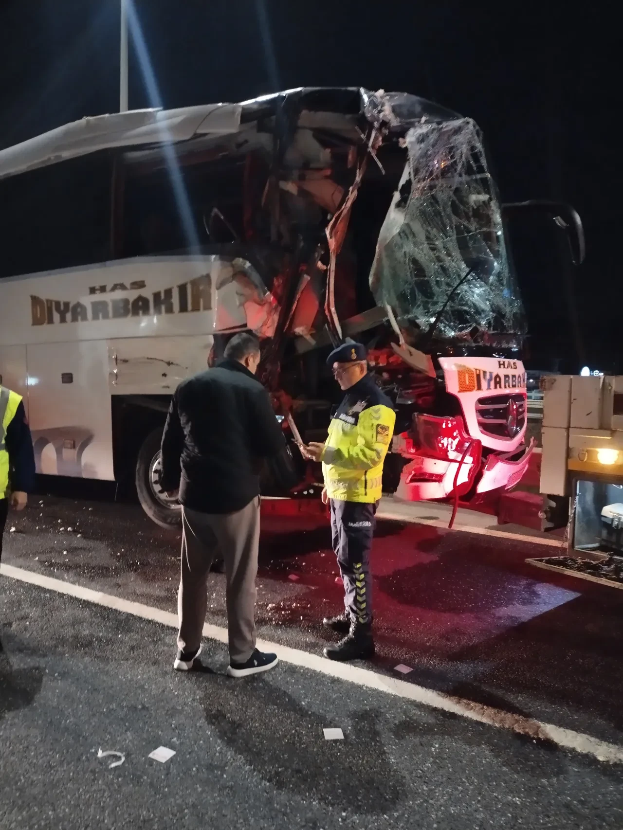 Yolcu otobüsü ile tır çarpıştı! Feci kazada yaralılar var