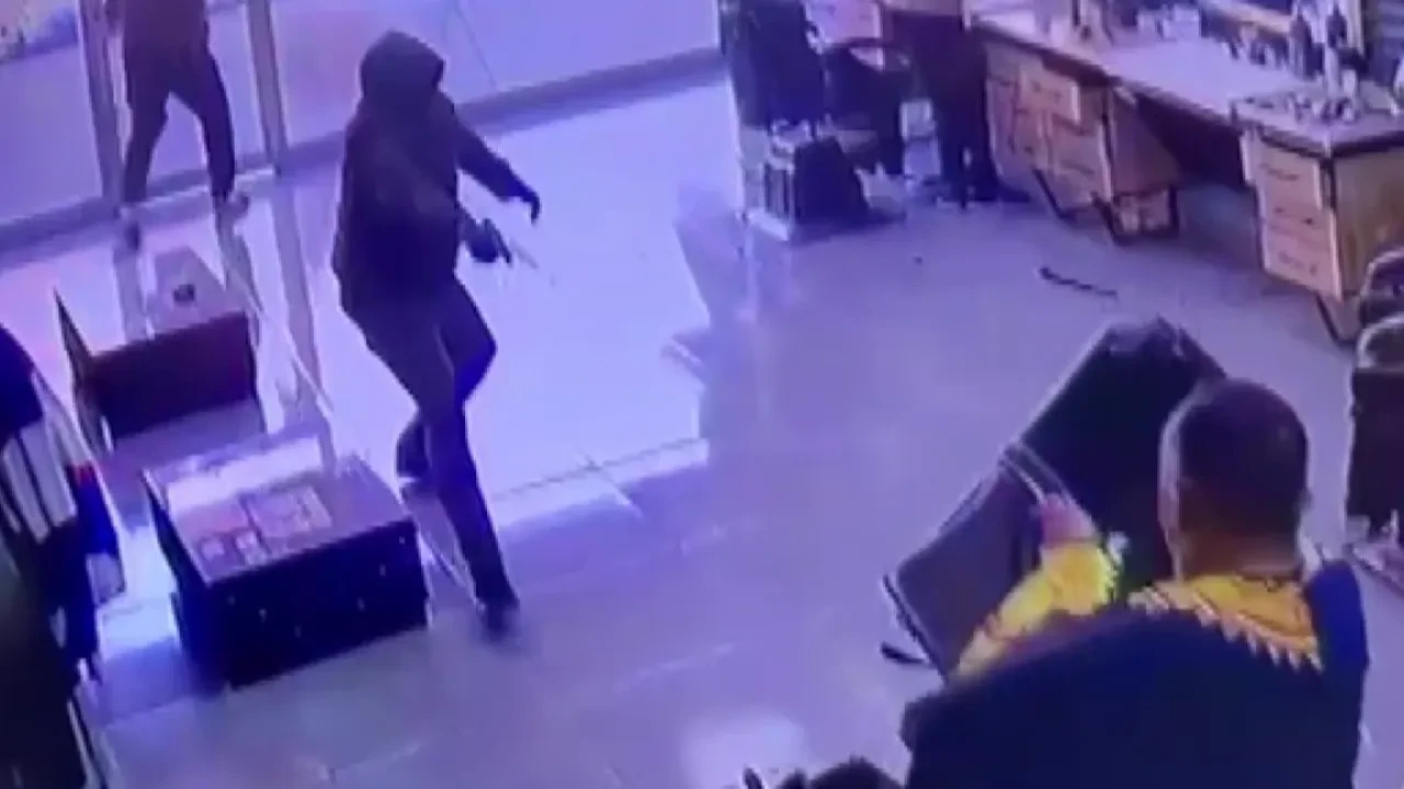 Adana’da silahlı saldırı dehşeti: Berbere girdi, defalarca ateş etti