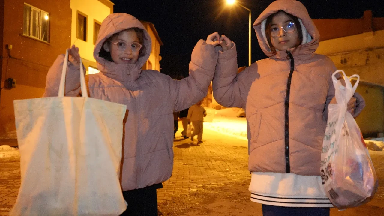 Asırlık ‘On Beşi’ geleneği Bayburt’ta yaşatıldı: Çocuklar kapı kapı gezip şeker topladı