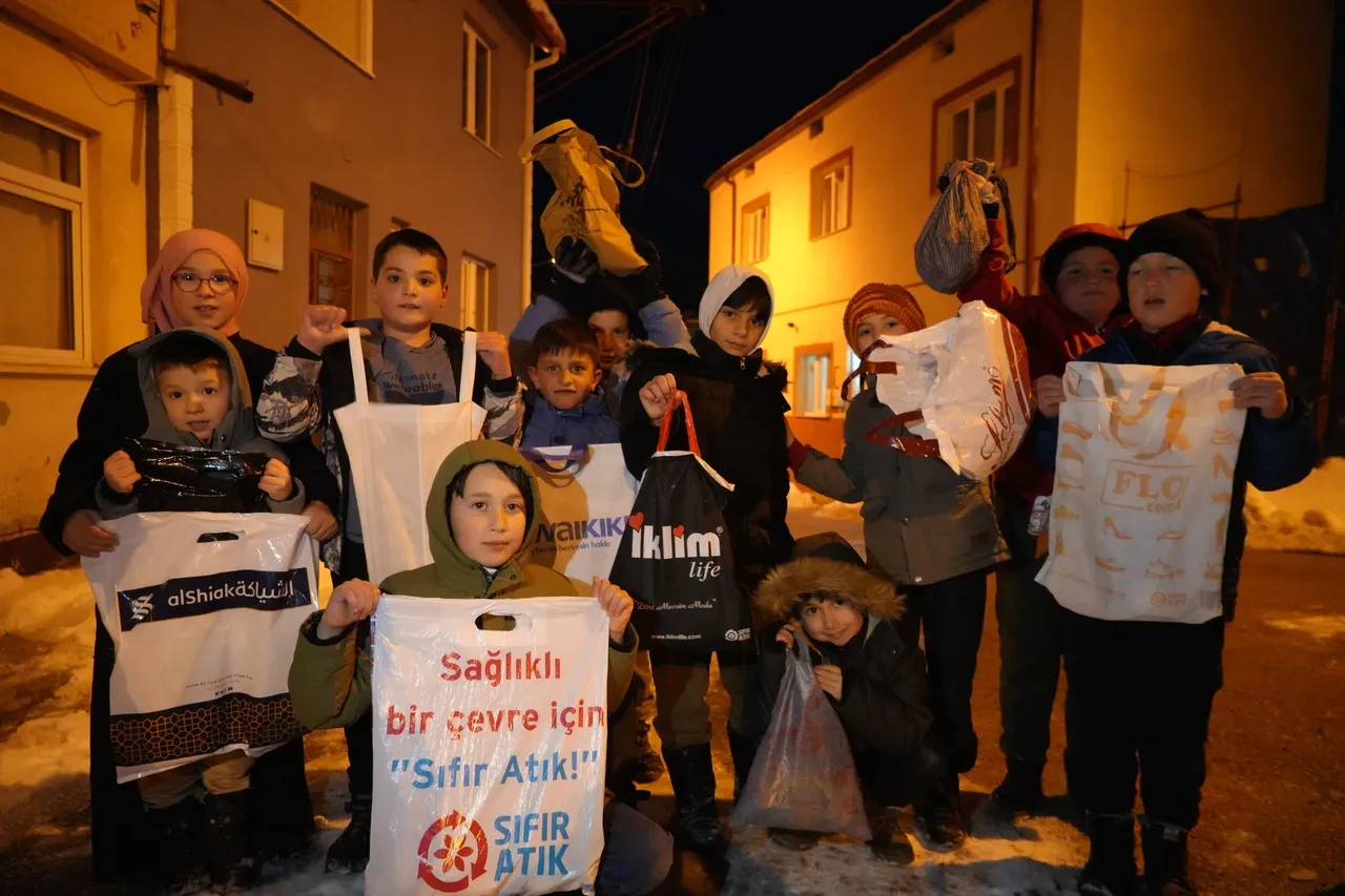 Asırlık ‘On Beşi’ geleneği Bayburt’ta yaşatıldı: Çocuklar kapı kapı gezip şeker topladı