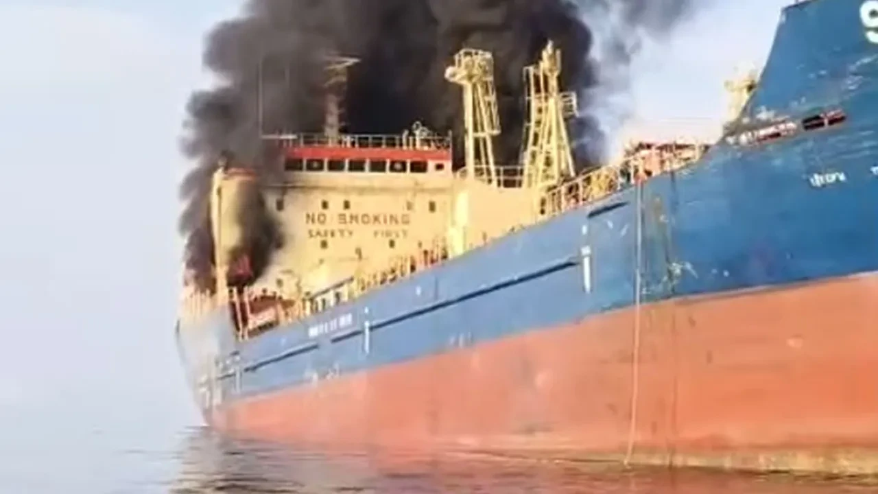 İran dediğini yaptı! Hürmüz Boğazı'ndan geçen 10 tankeri vurdu