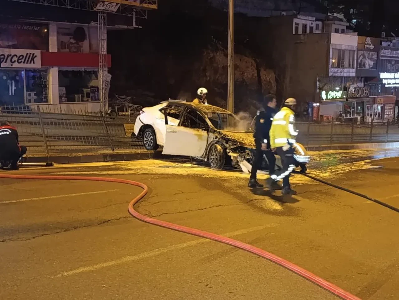 Kahramanmaraş’ta akılalmaz olay: "Dur" ihtarına uymadılar, alev alan otomobille kaçmaya devam ettiler