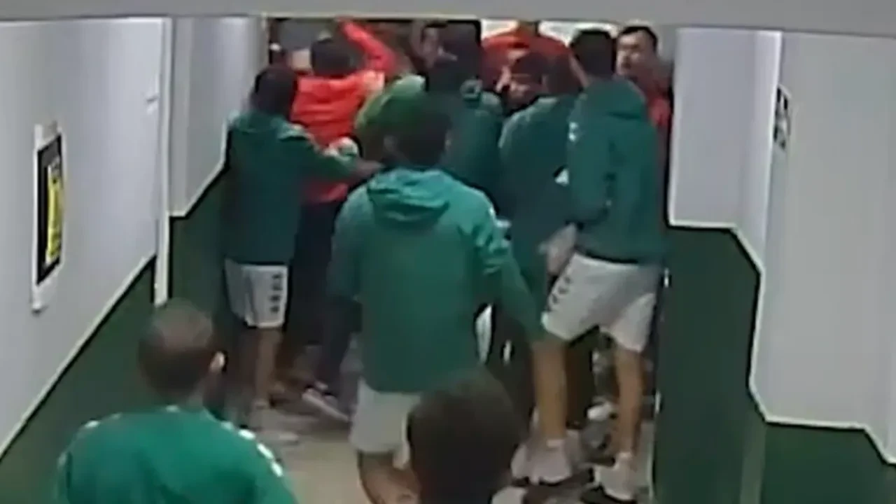 Maç başlamadan kavgaya tutuştular! Stat koridorundaki o anlar kameralarda