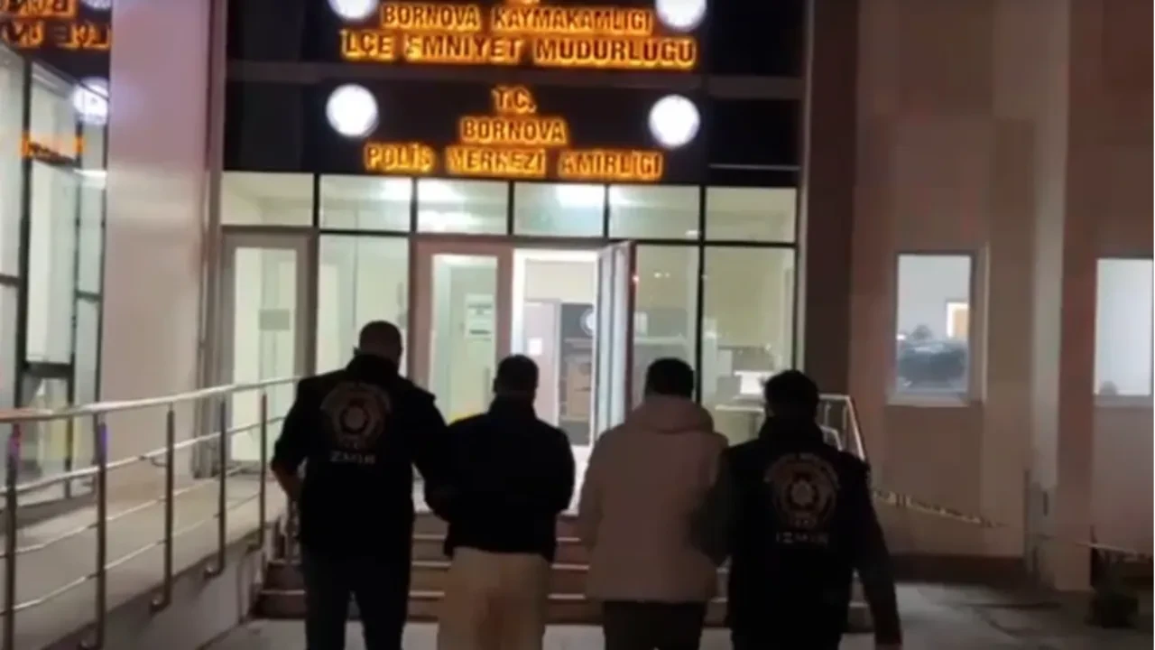 ‘Polisiz’ yalanıyla kapıyı açtırdılar! 550 bin lirayı silahla gasbettiler