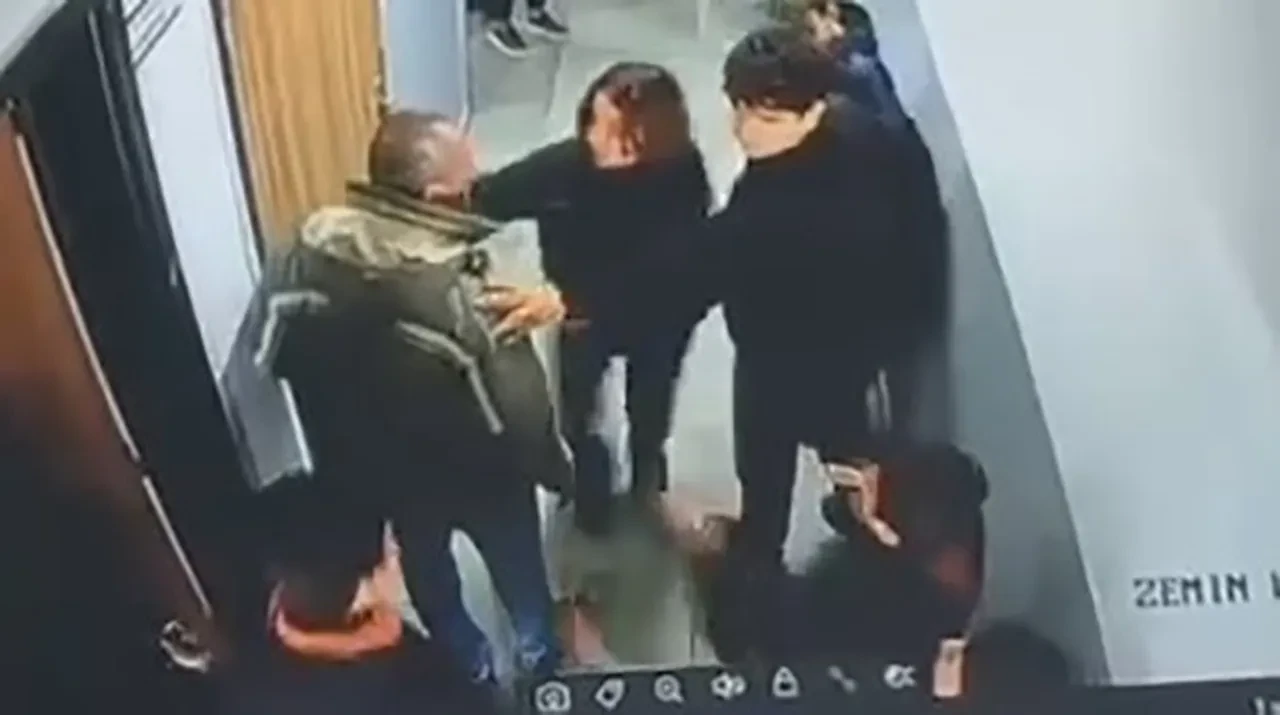 Van’da okul koridorunda dehşet: Çocuğuna kartopu atan 8 yaşındaki öğrenciyi darp etti! O anlar saniye saniye kaydedildi!