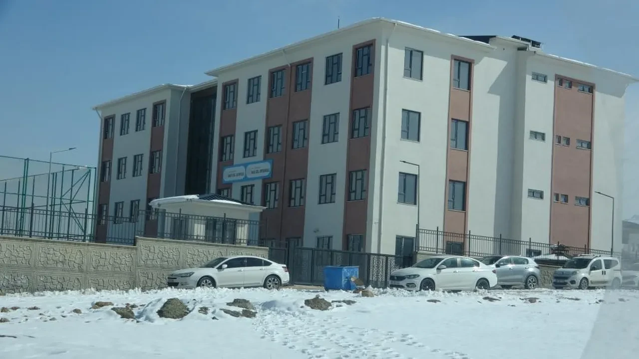 Van’da okul koridorunda dehşet: Çocuğuna kartopu atan 8 yaşındaki öğrenciyi darp etti! O anlar saniye saniye kaydedildi!