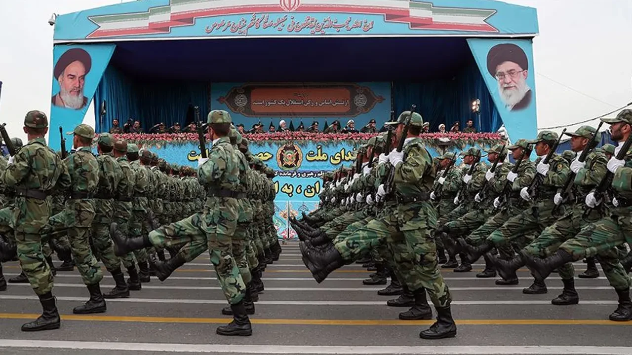 Ali Laricani ABD'nin İran'a kara harekatı olasılığına meydan okudu: Humeyni ve Hamaney'in yiğit evlatları onları bekliyor