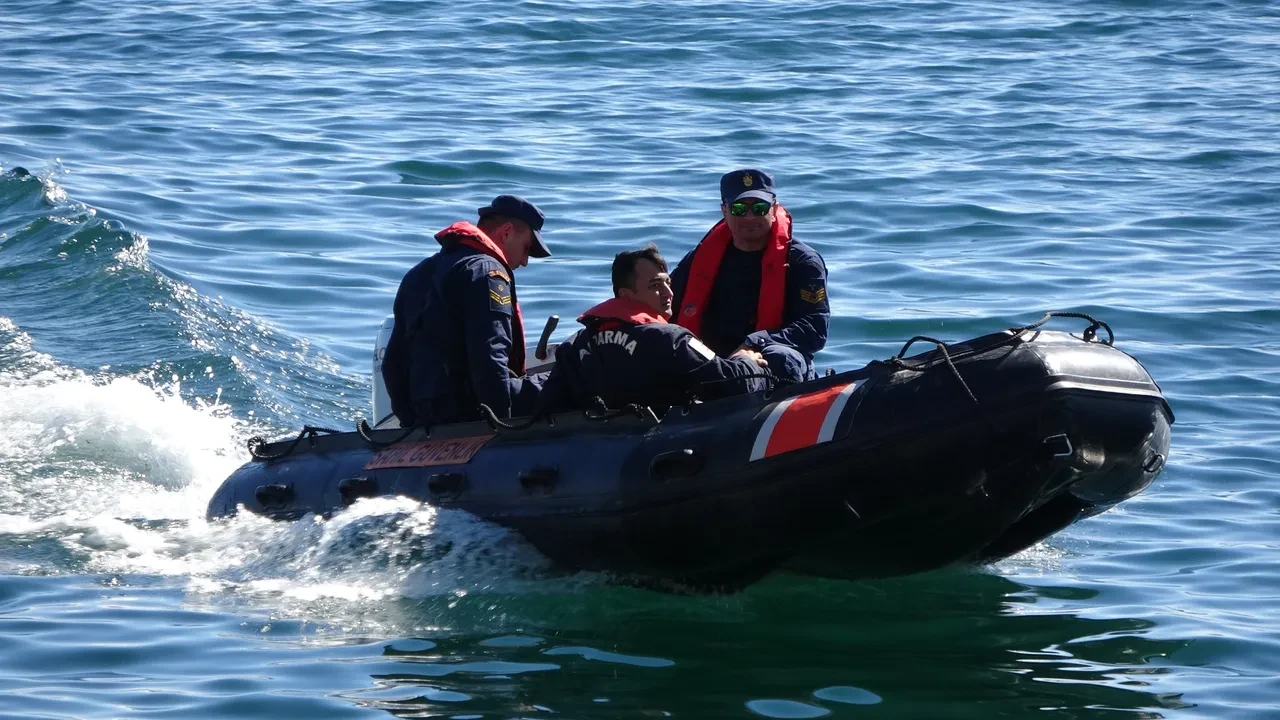 Atatürk Baraj Gölü'ne füze parçaları düştü! Ekipler füze parçasını arıyor
