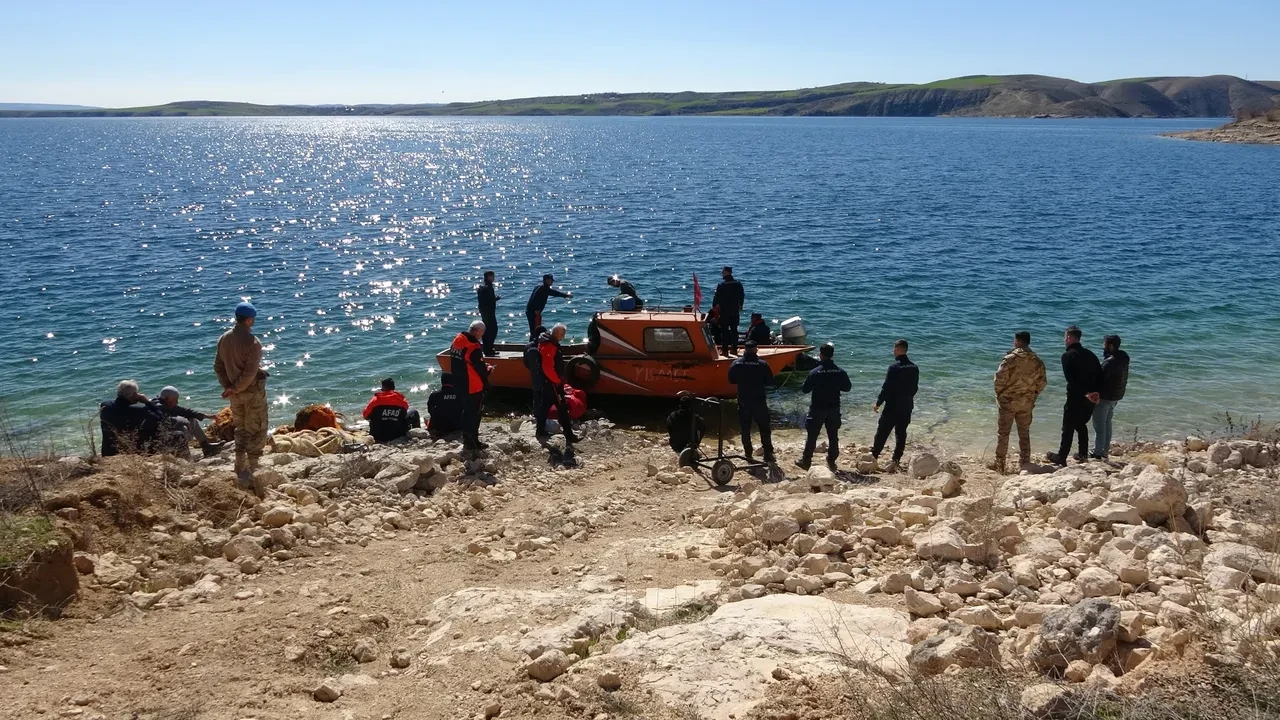 Atatürk Baraj Gölü'ne füze parçaları düştü! Ekipler füze parçasını arıyor