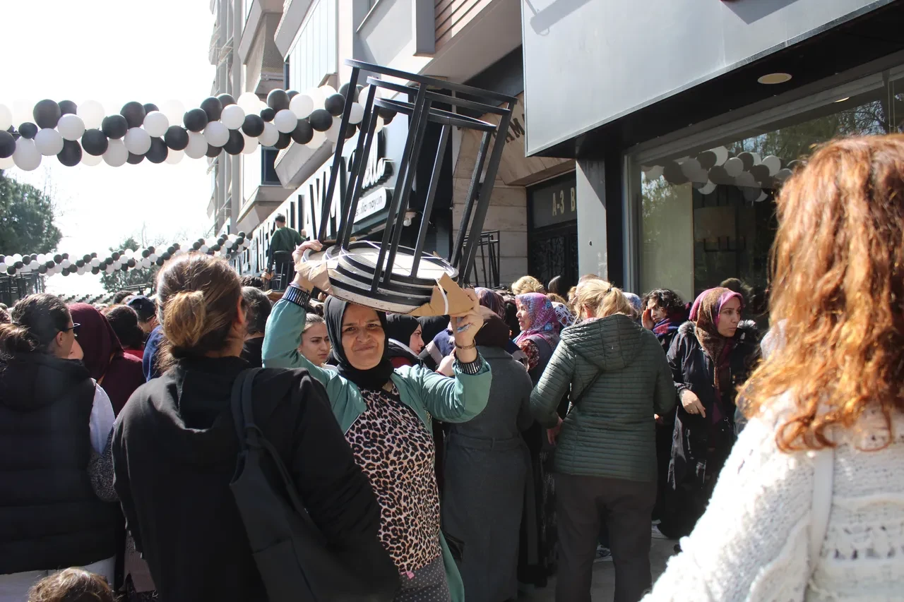 Aydın’da açılışta indirim izdihamı: Ezilenler ve bayılanlar hastanelik oldu