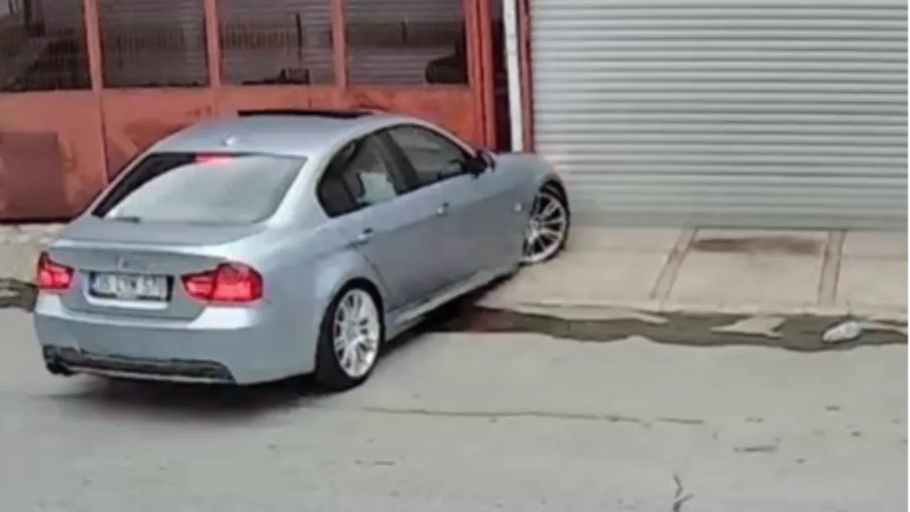 Drift atarken dükkana çarptı! Kaza anı kameralara yansıdı