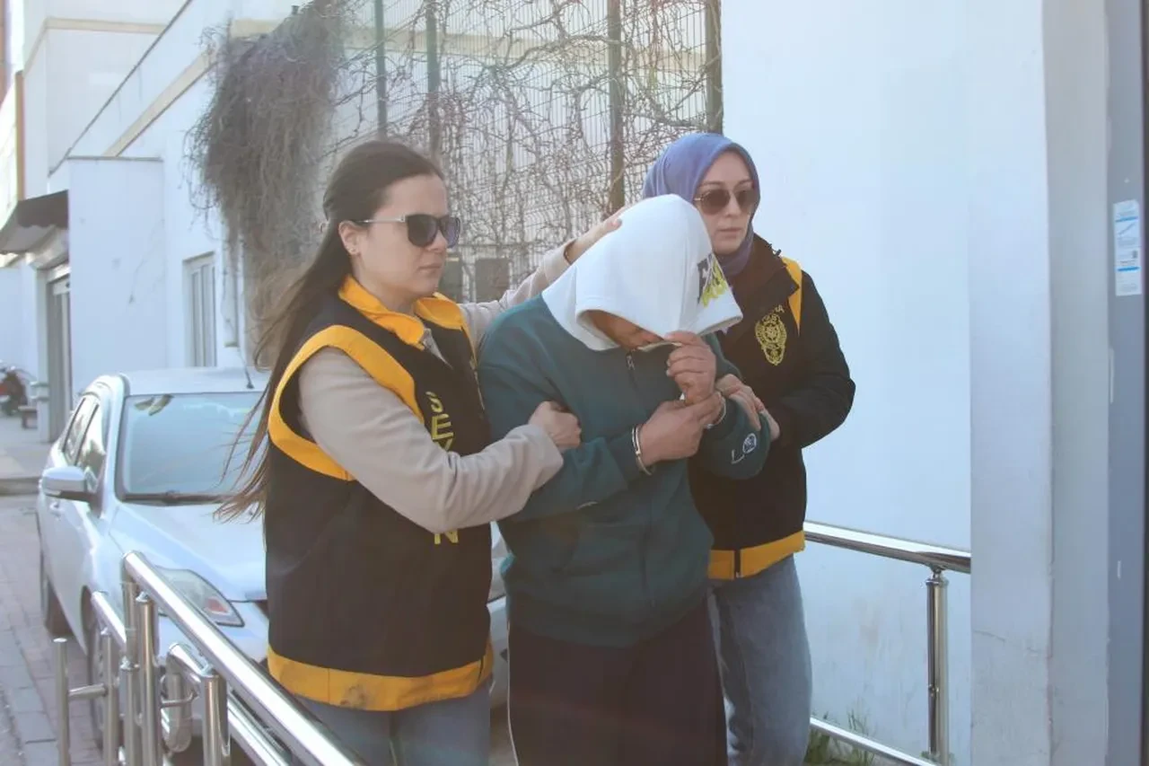 Eşiyle tartıştan kadın dehşet saçtı! Kocasını bıçakladı, intihara kalkıştı