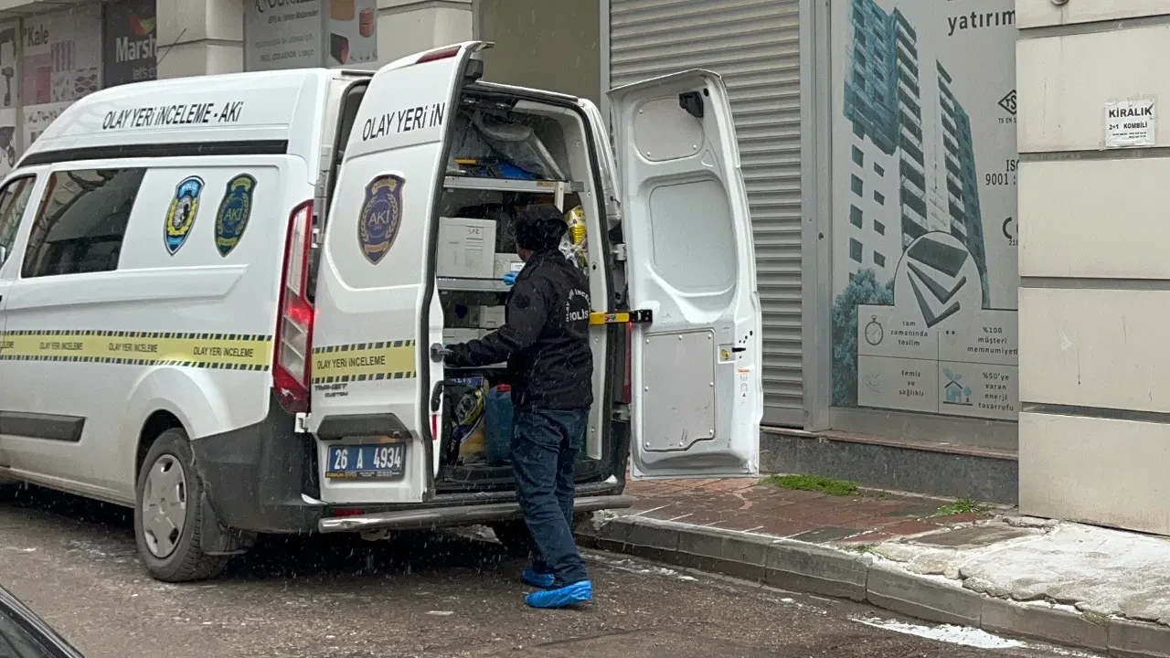 Eskişehir'de kan donduran olay! Karısını boğarak öldürdü, 7. kattan atladı
