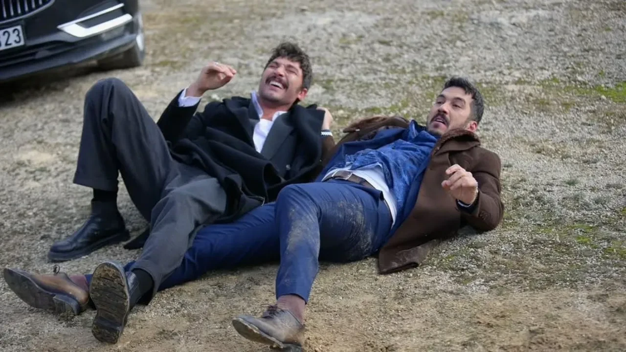 Halef Köklerin Çağrısı 23. bölüm kavga sahnesi olay oldu! Halef setinden renkli kamera arkası kareleri paylaşıldı