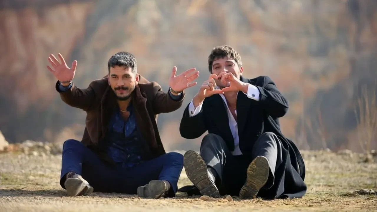 Halef Köklerin Çağrısı 23. bölüm kavga sahnesi olay oldu! Halef setinden renkli kamera arkası kareleri paylaşıldı