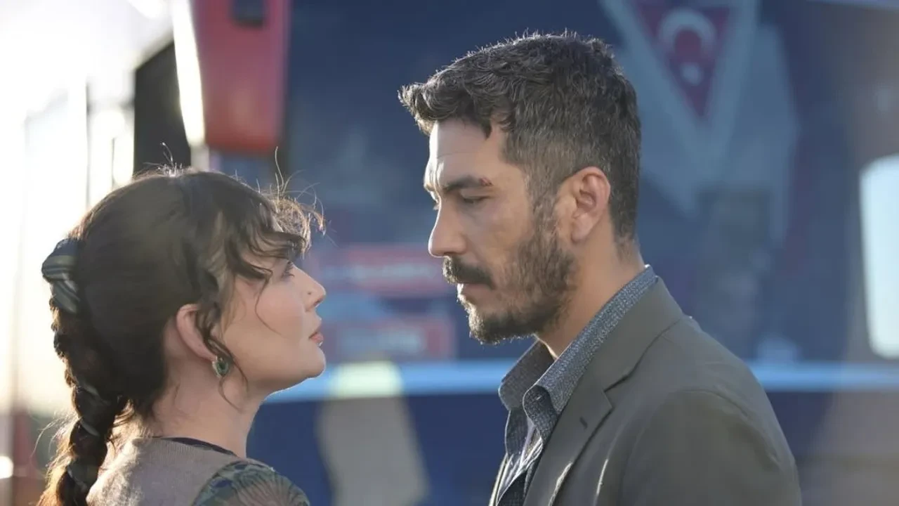 Halef Köklerin Çağrısı 23. bölüm kavga sahnesi olay oldu! Halef setinden renkli kamera arkası kareleri paylaşıldı