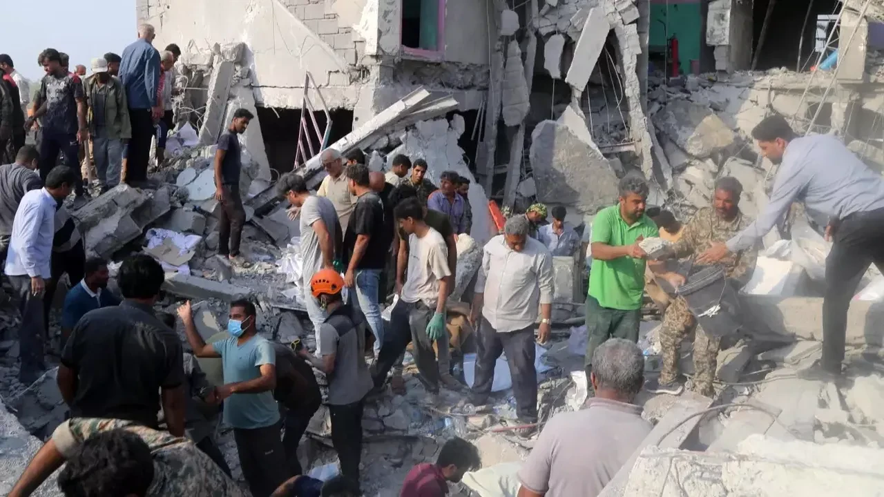 İran'daki okul ABD ve İsrail tarafından 40 dakika arayla iki kez bombalandı