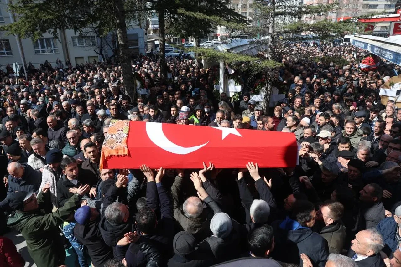 Öğrencinin öldürdüğü Fatma Nur Çelik öğretmenin adı görev yaptığı okula verildi