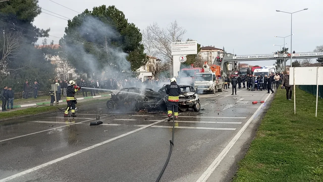 Samsun'da 6 araç birbirine girdi: 3 otomobil cayır cayır yandı