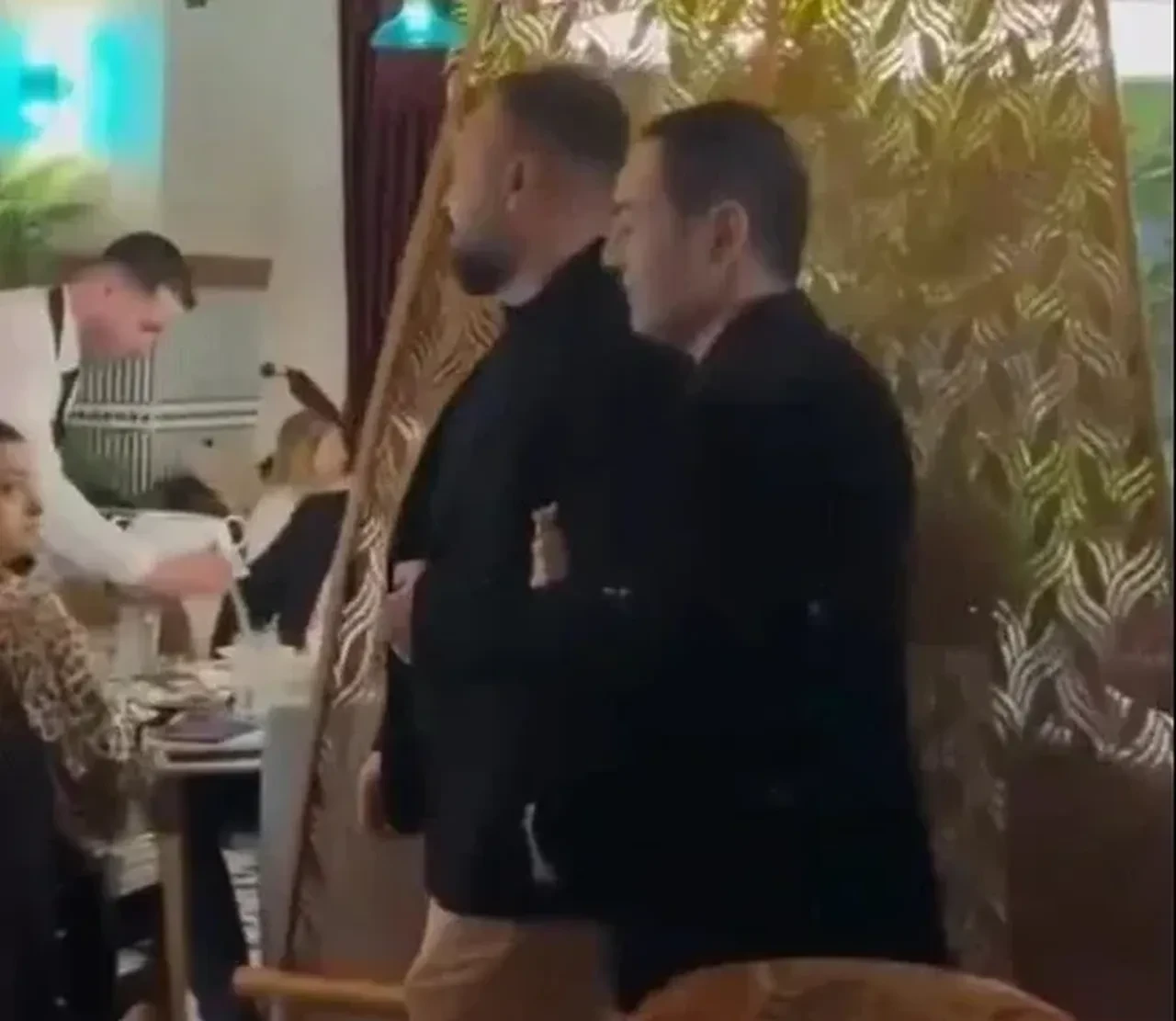 Serdar Ortaç yardım almadan yürüyemedi! Son halini hayranları kayda kaldı 