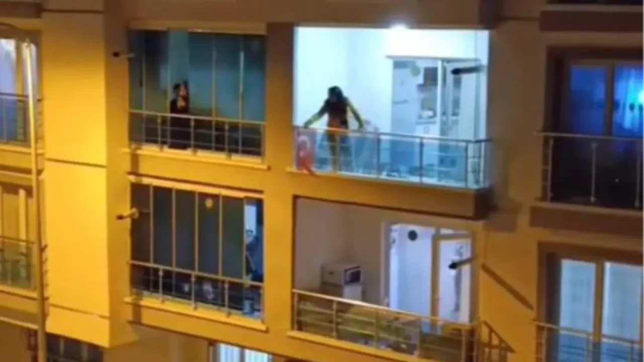 Sinir krizi geçiren kadın ortalığı birbirine kattı! Eline ne geçtiyse balkondan attı 