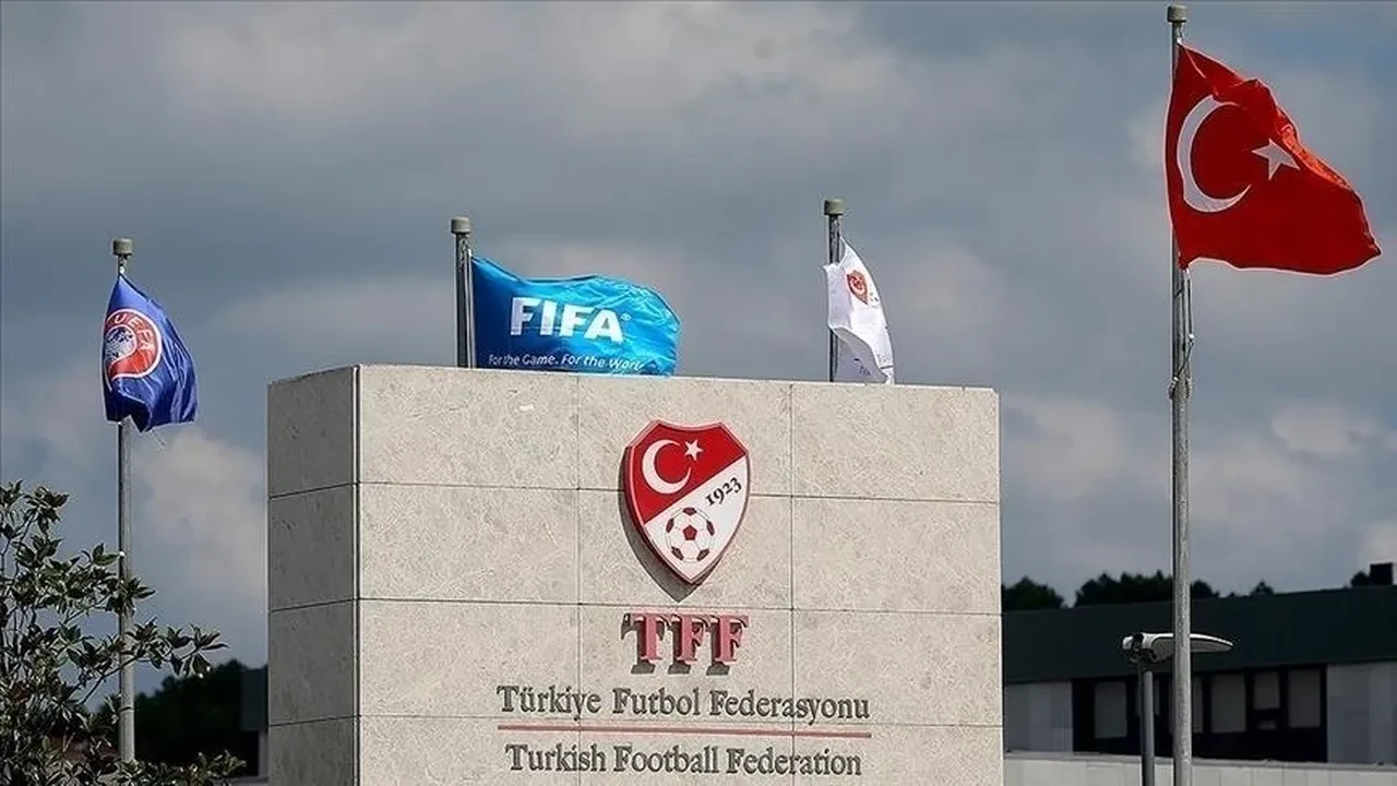 Türkiye Futbol Federasyonu'ndan Fatih Tekke'ye ödül!