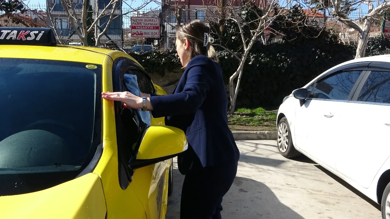 Zam istedi, işinden kovuldu: Kadın taksi şoförü hayatının şokunu yaşadı