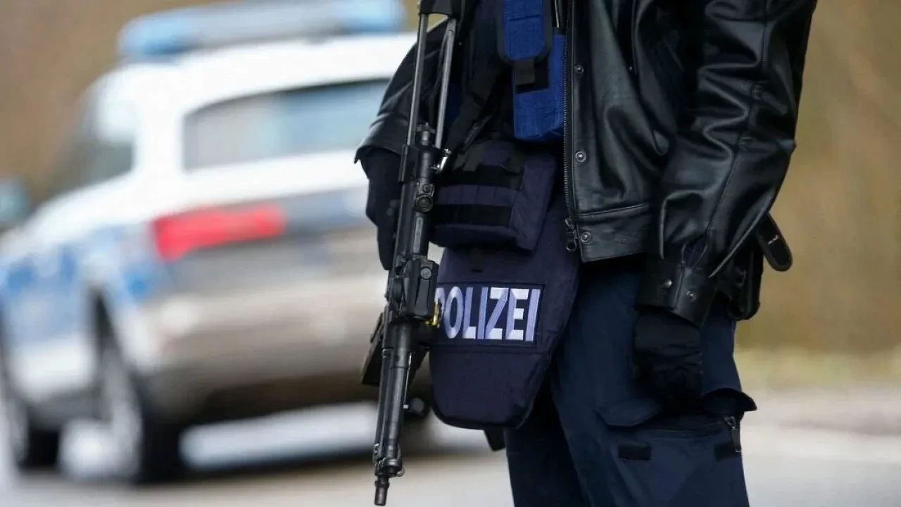 Almanya’da cuma namazı sonrası dehşet: Türk camisinde bir genç bıçaklandı! Saldırgan her yerde aranıyor