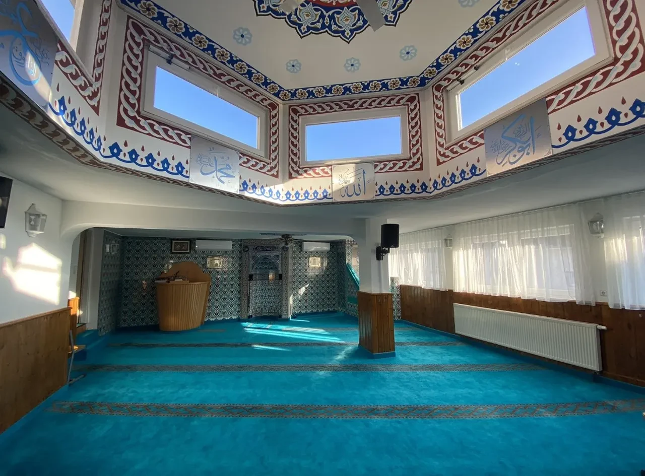 Almanya’da cuma namazı sonrası dehşet: Türk camisinde bir genç bıçaklandı! Saldırgan her yerde aranıyor