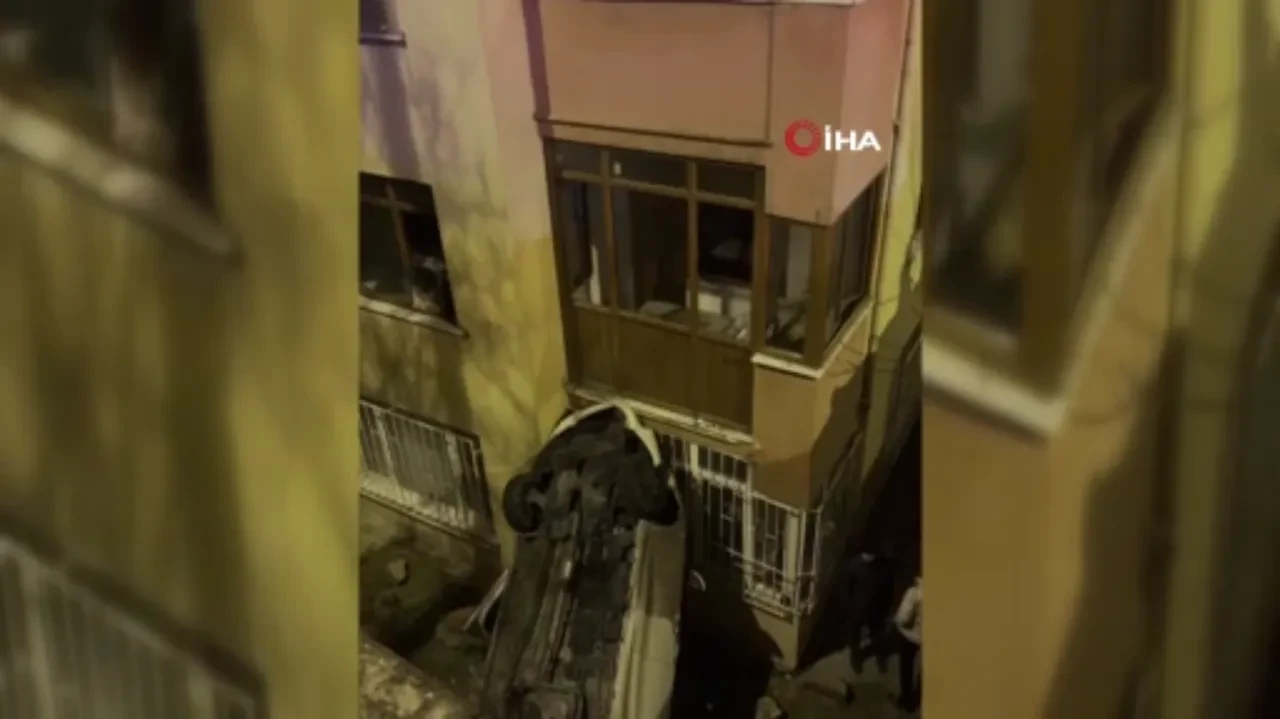 Avcılar'da korkunç kaza! Otomobil 8 metre yükseklikten bahçeye uçtu