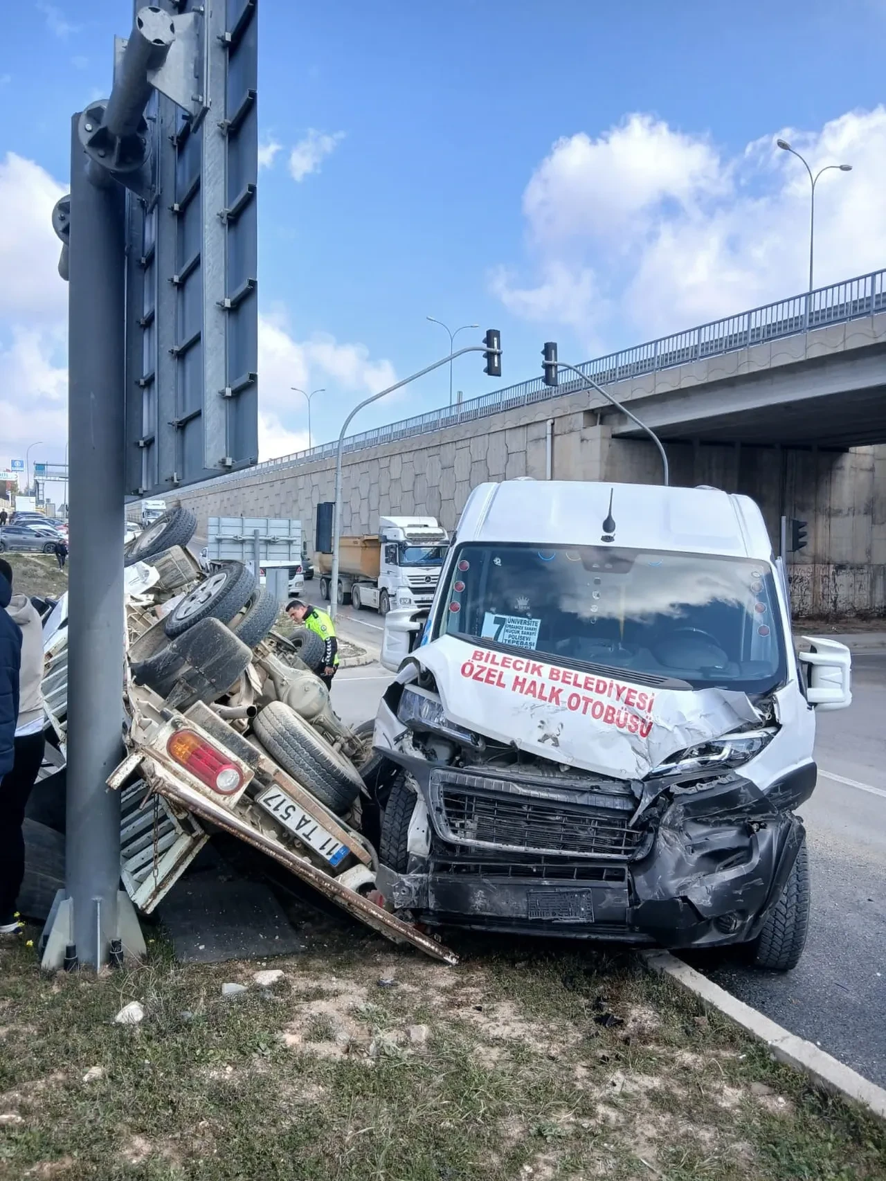 Bilecik'te feci kaza! Minibüs ile kamyonet çarpıştı: Çok sayıda yaralı var